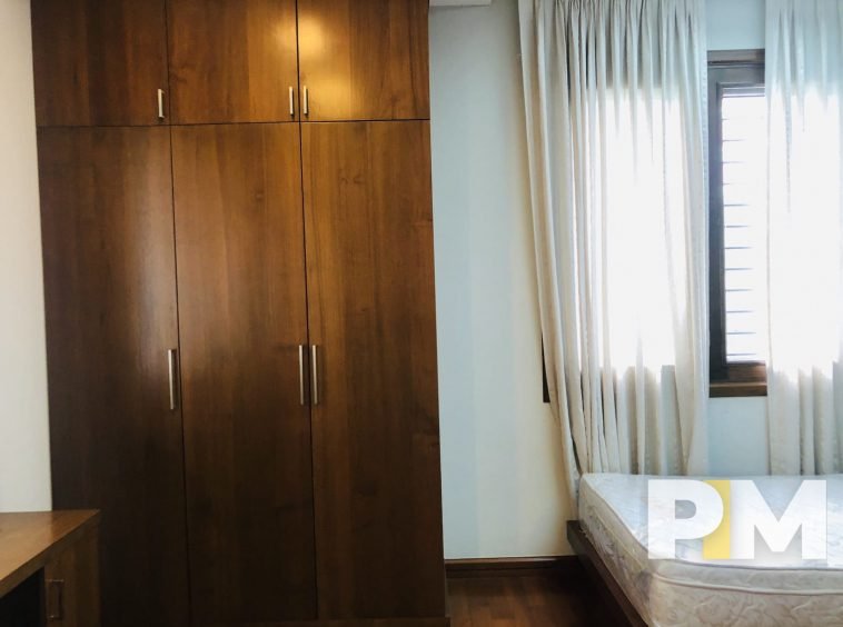 bedroom with wardrobe - House for rent in Golden Valley