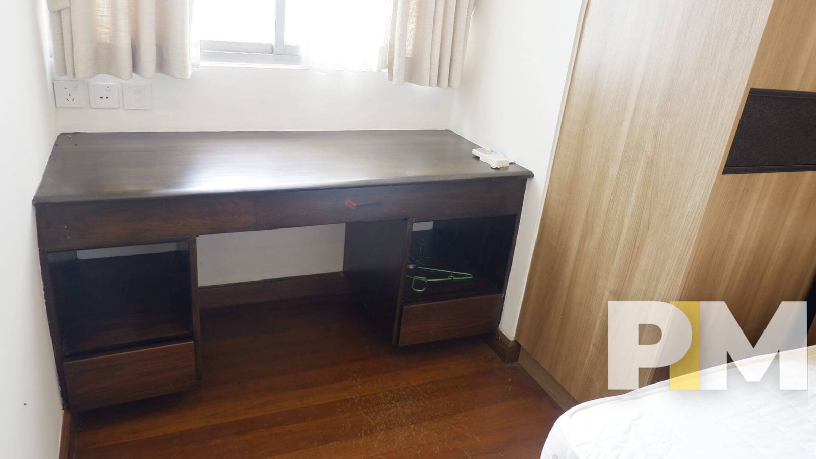 bedroom with working desk - Condo for rent in Sanchaung