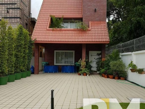 car parking with driveway - House for rent in Mayangone