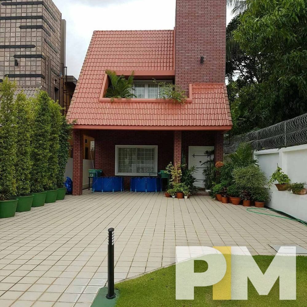 car parking with driveway - House for rent in Mayangone