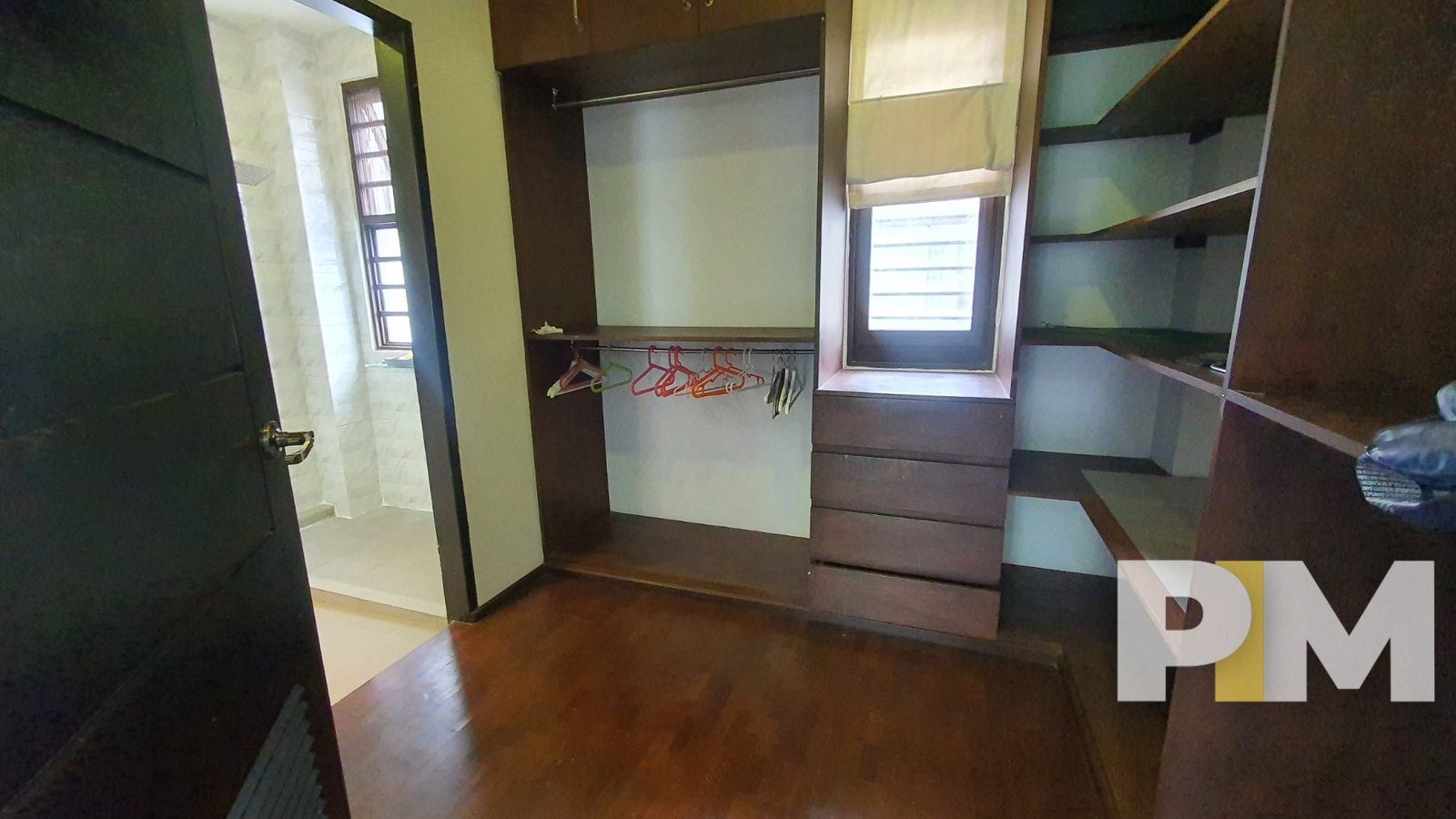 closet with shelf - House for rent in Bahan