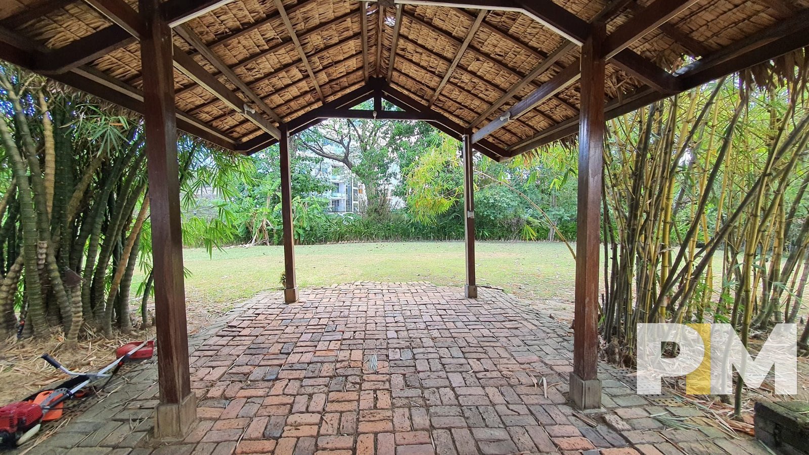 courtyard - house for rent in Golden Valley