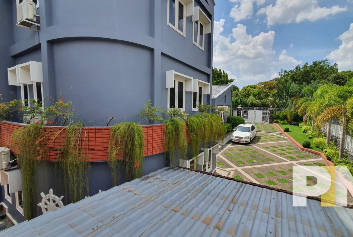 courtyard with car park - Home Rental Myanmar