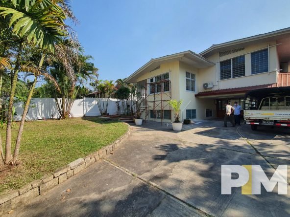 courtyard with car park - Real Estate in Yangon