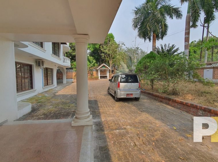 courtyard with car park - Rent in Yangon