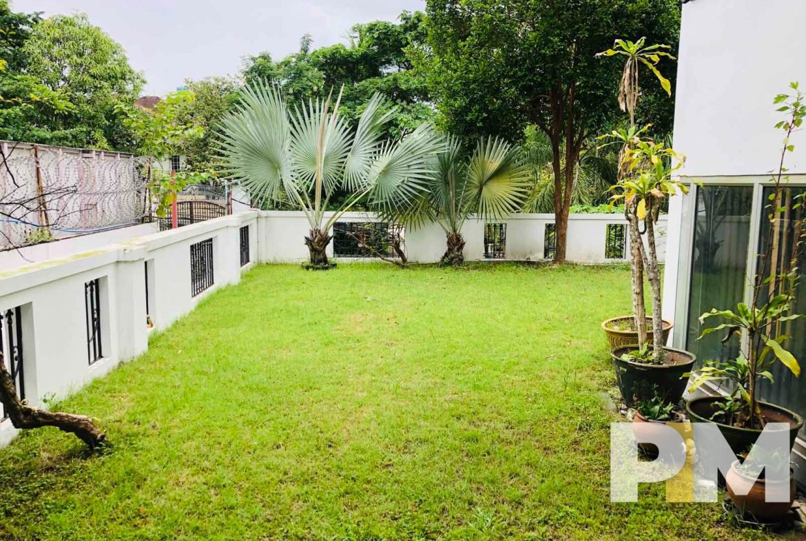 courtyard with plants - House for rent in Golden Valley