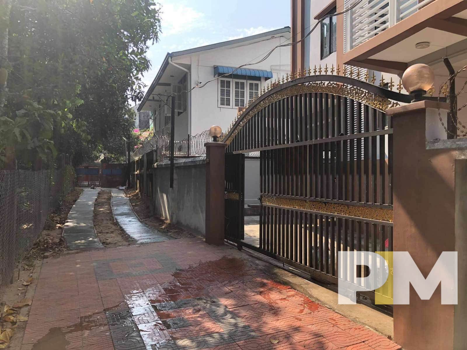 driveway with entrance gate - House for rent in Mayangone