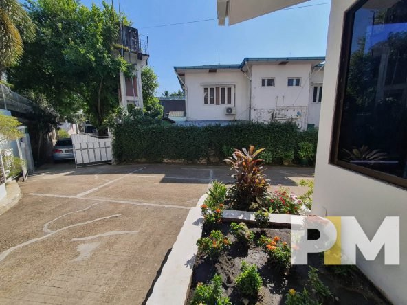 entrancce gate with car park - House for rent in Mayangone
