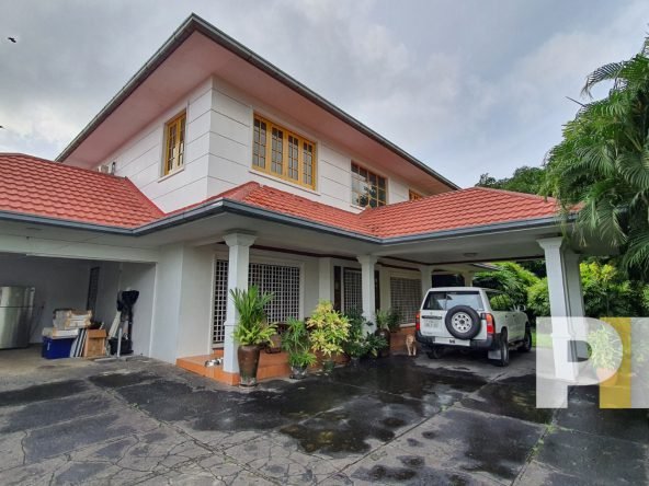 front view with car park - House for rent in Golden Valley