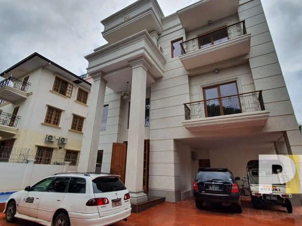 front view with car park - House for rent in Golden Valley