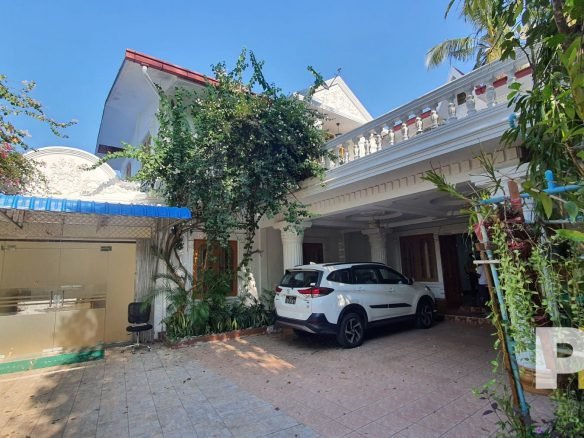 front view with car park - House for rent in Golden Valley