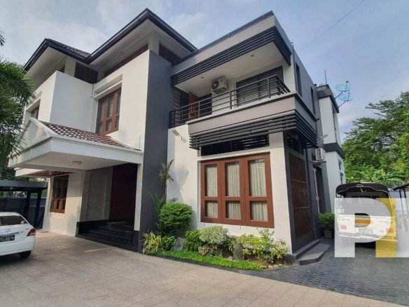 front view with car park - House for rent in Golden Valley