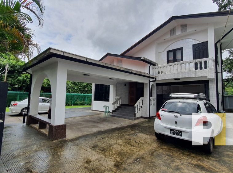 front view with car park - House for rent in Golden Valley