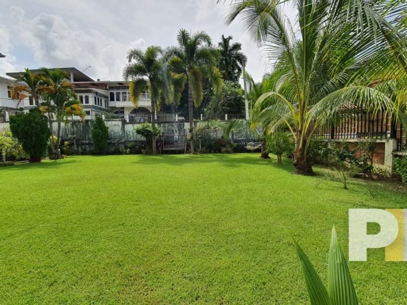 frontyard - Real Estate in Bahan