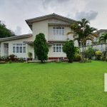 frontyard with car park - House for rent in Golden Valley