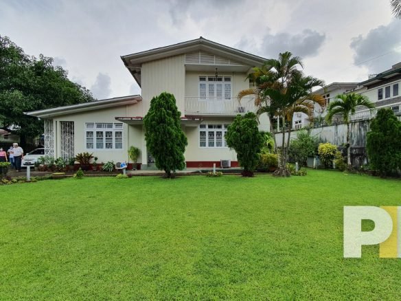 frontyard with car park - House for rent in Golden Valley