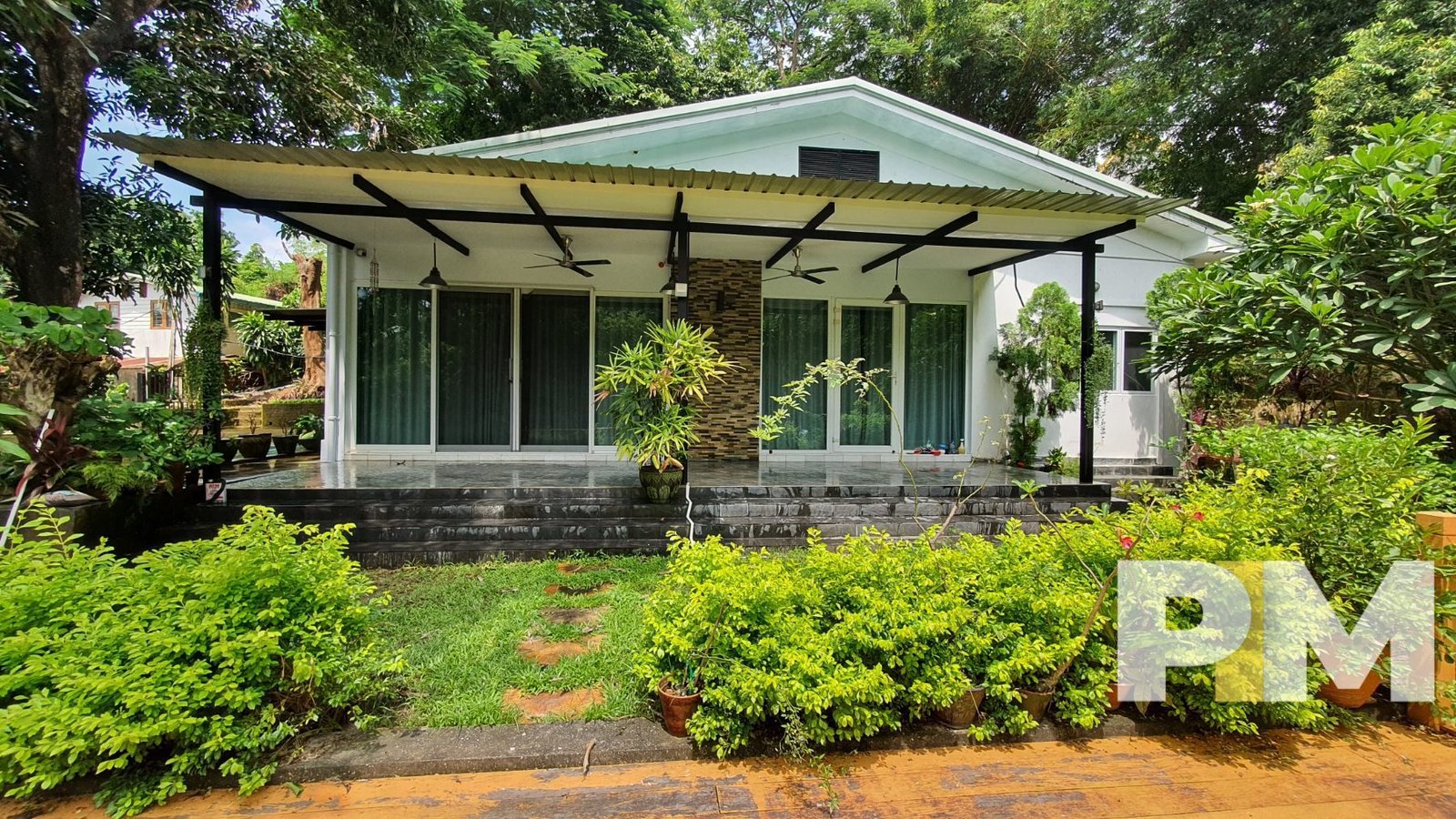 garden - House for rent in Golden Valley
