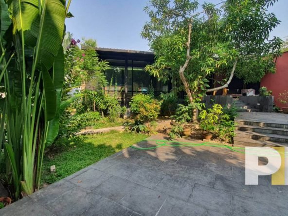 garden with driveway - Rent in Yangon