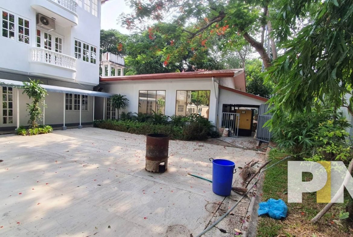 house compound with generator - Rent in Yangon