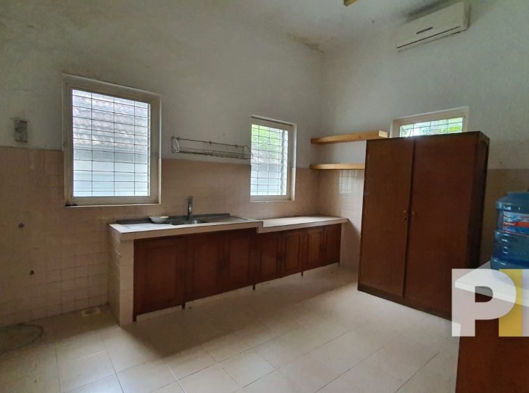 kitchen with cabients - House for rent in Golden Valley