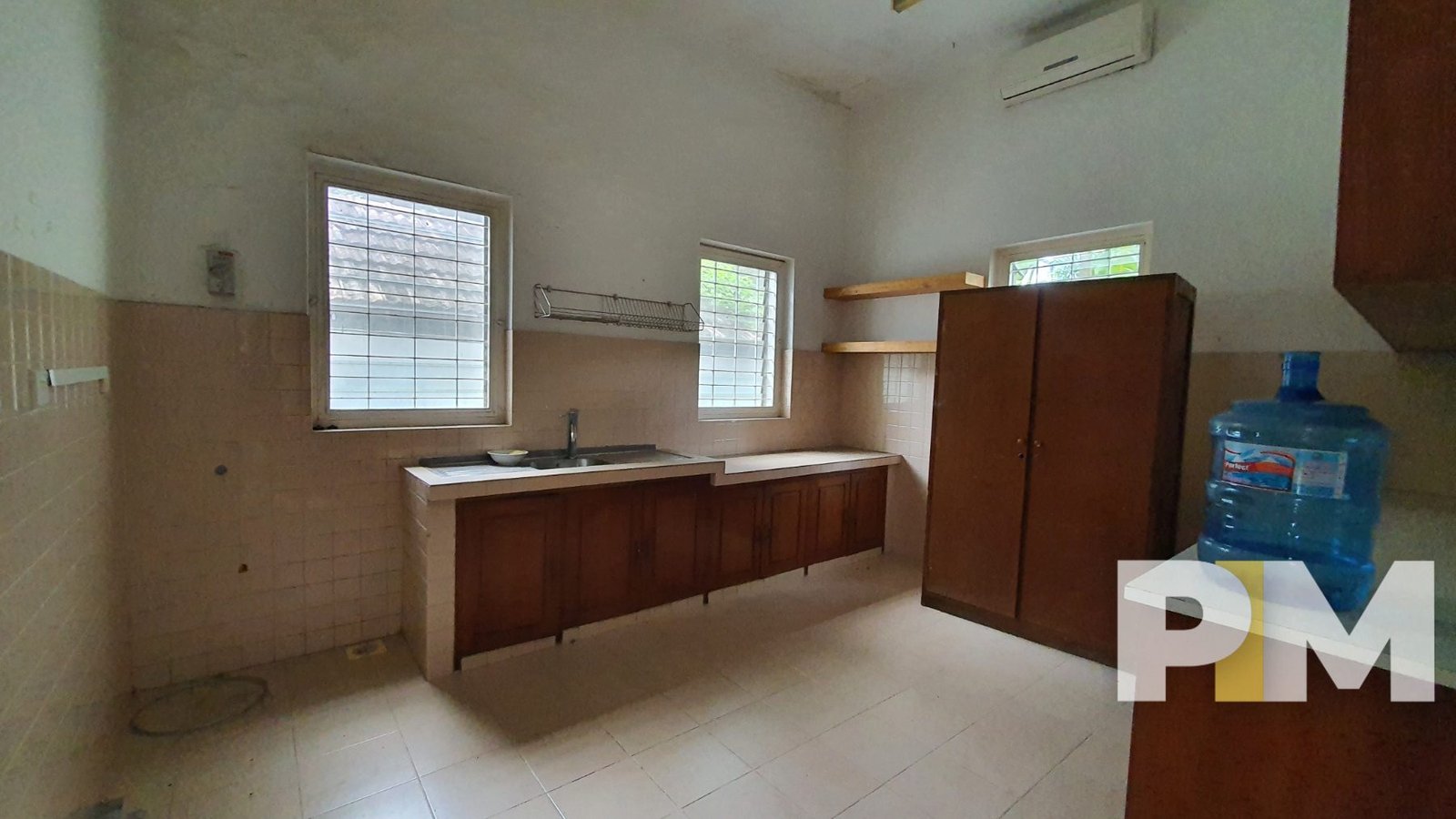 kitchen with cabients - House for rent in Golden Valley