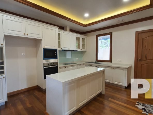 kitchen with cabients - Rent in Yangon
