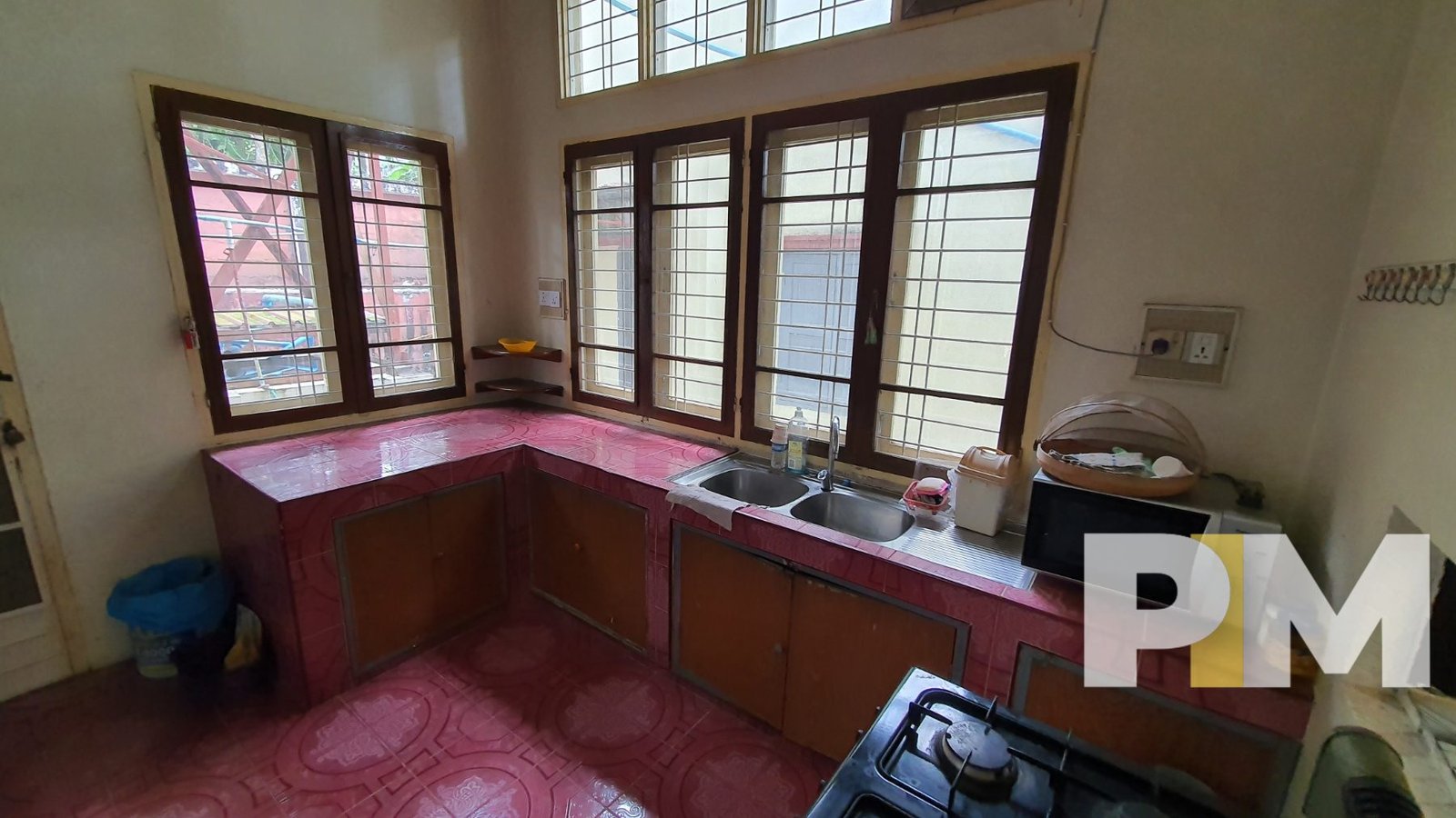 kitchen with cabinets - House for rent in Golden Valley