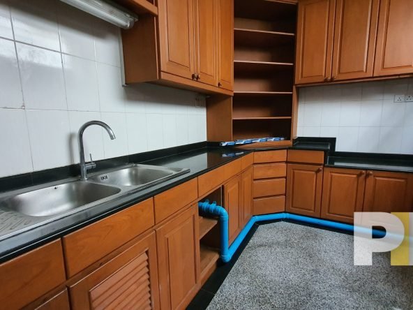 kitchen with cabinets - House for rent in Golden Valley