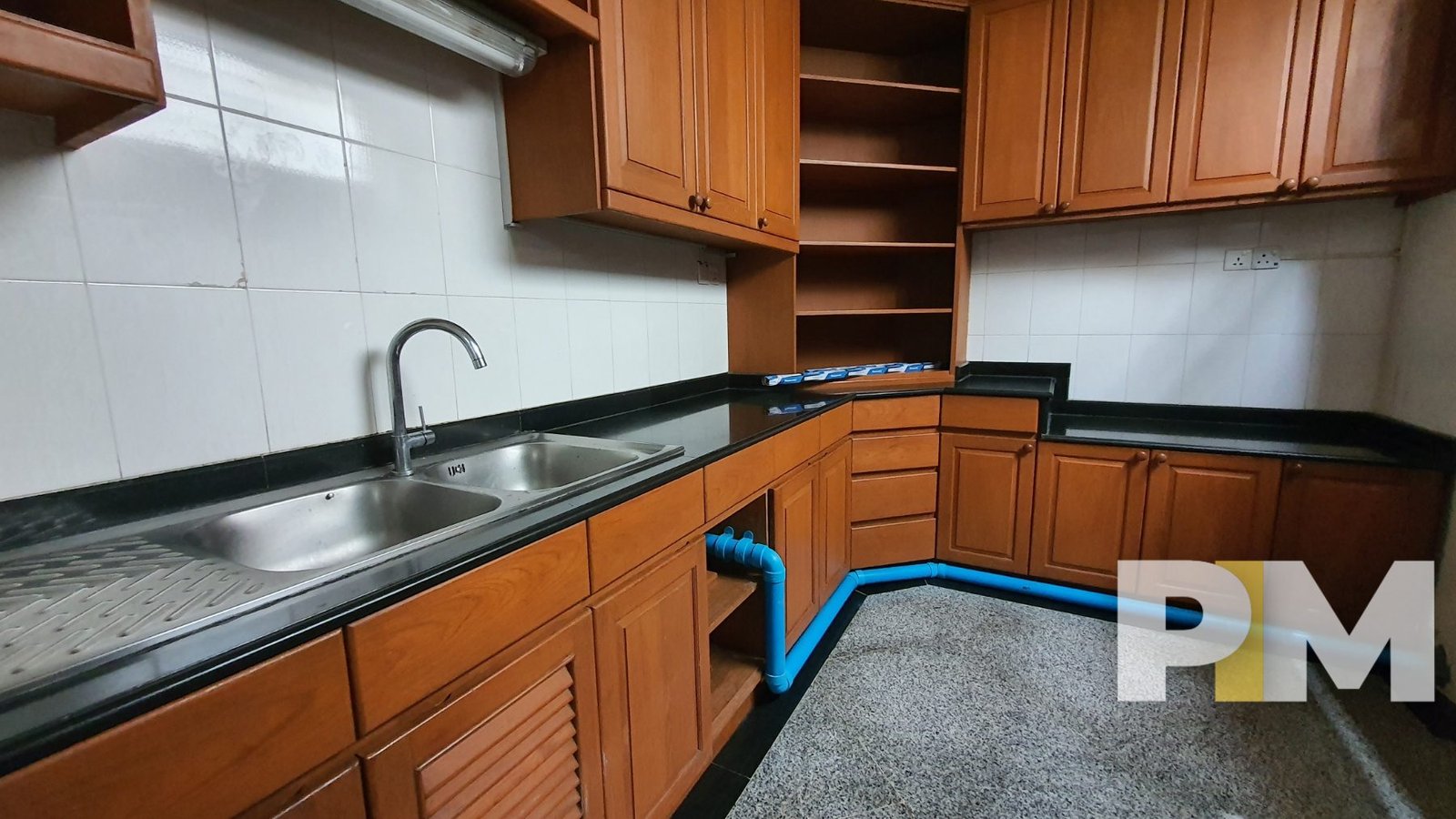 kitchen with cabinets - House for rent in Golden Valley