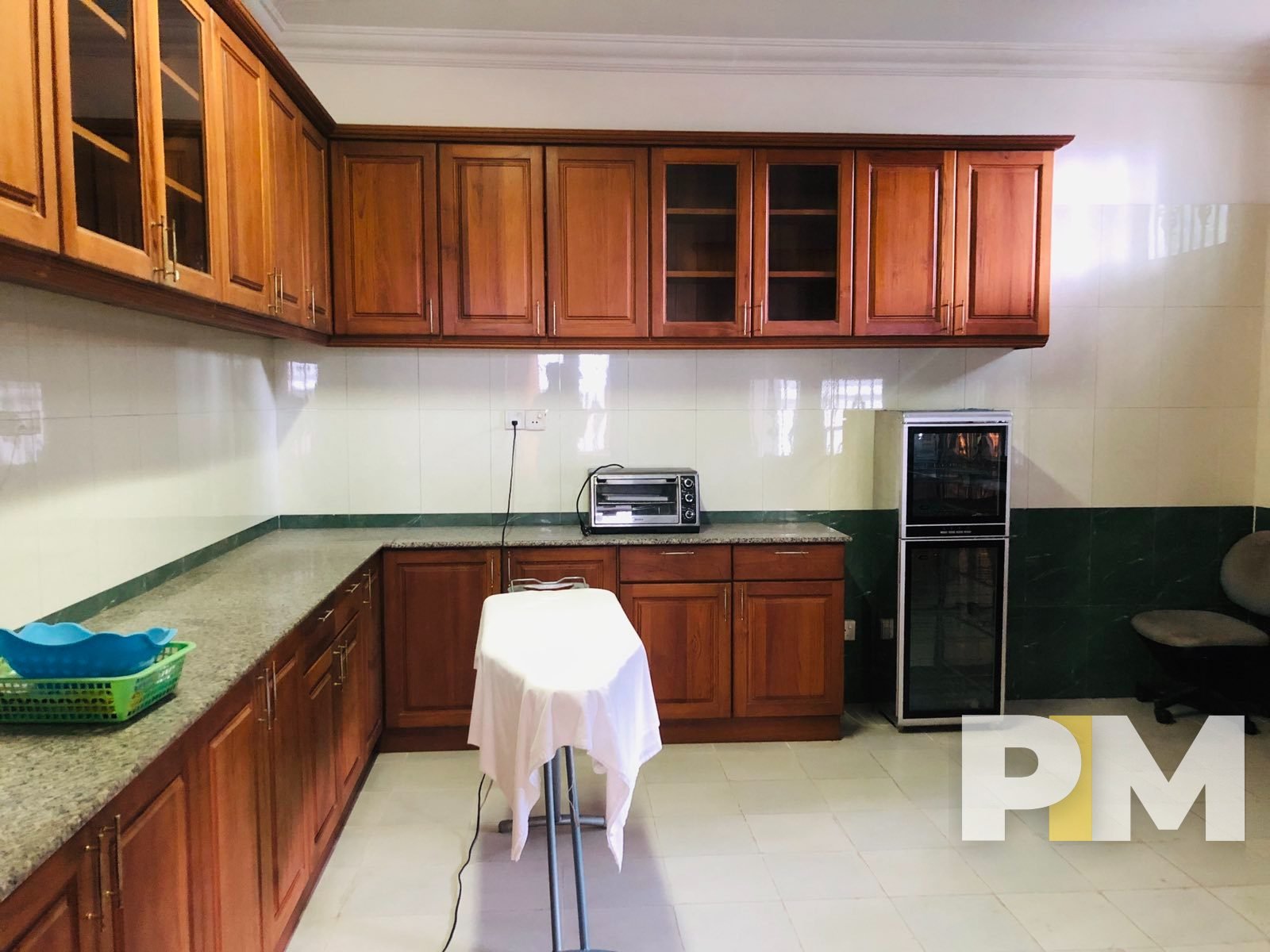 kitchen with cabinets - house for rent in Golden Valley