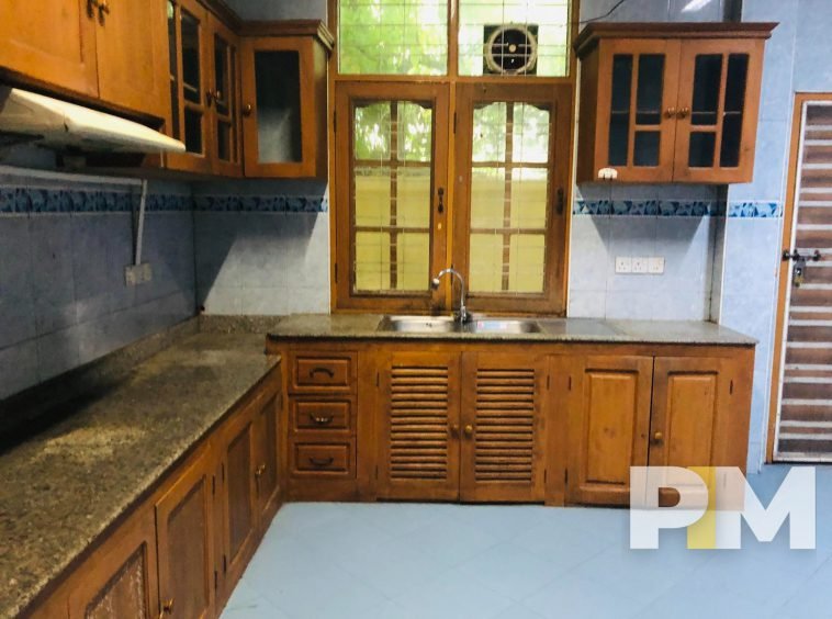 kitchen with cabinets - house for rent in Golden Valley