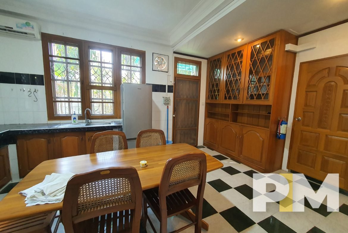 kitchen with dining space - House for rent in Golden Valley