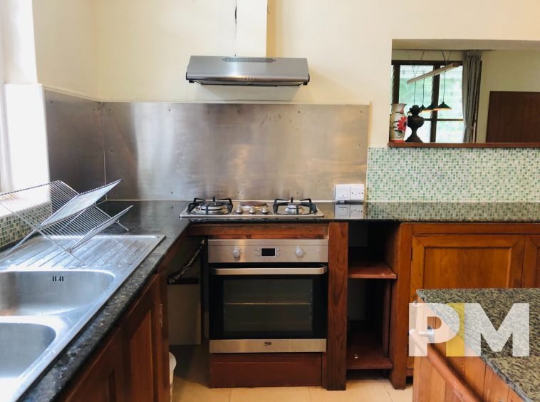 kitchen with electric stove - House for rent in Golden Valley