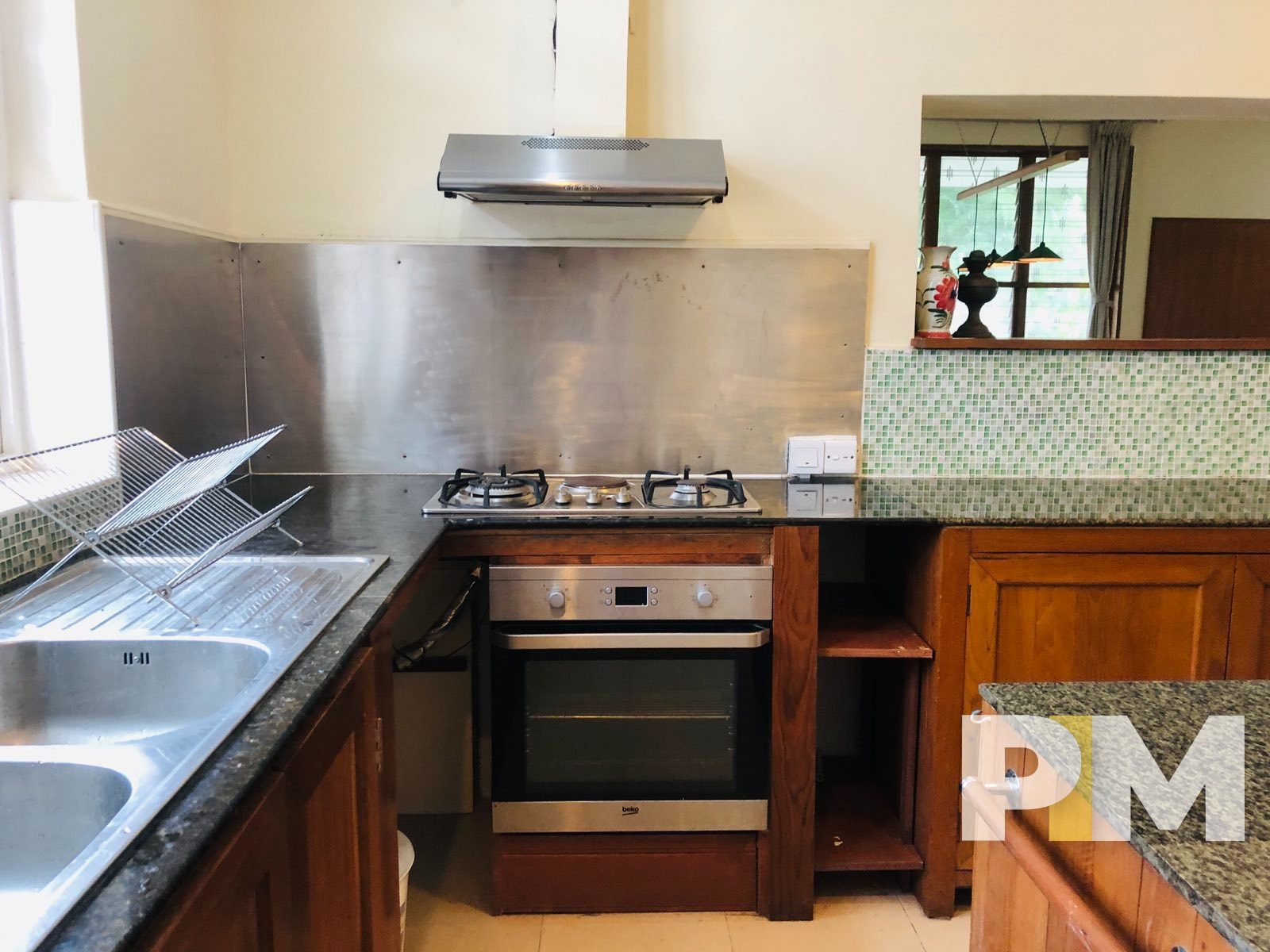 kitchen with electric stove - House for rent in Golden Valley