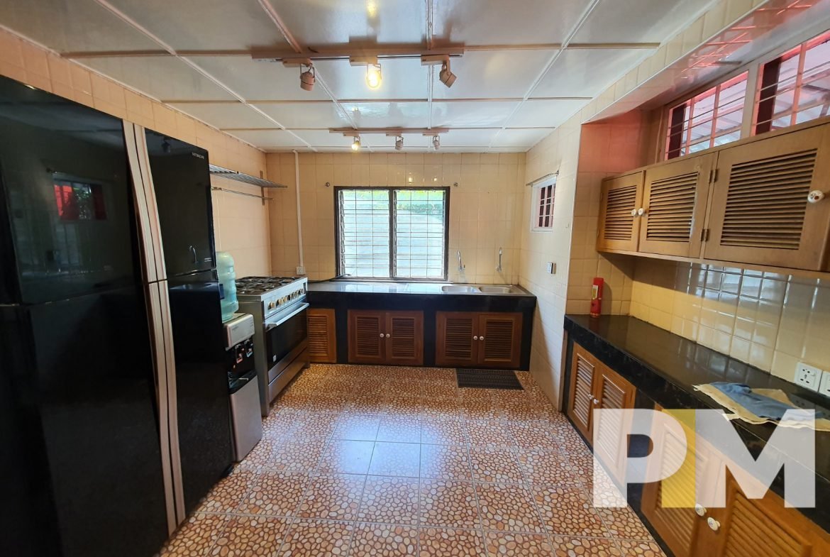 kitchen with fridge - House for rent in Golden Valley