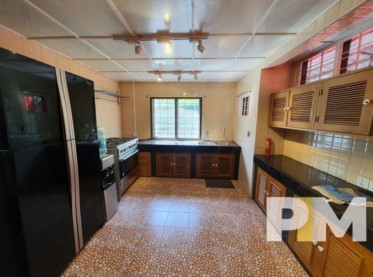 kitchen with fridge - House for rent in Golden Valley