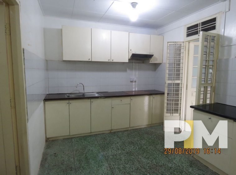 kitchen with fridge - House for rent in Golden Valley