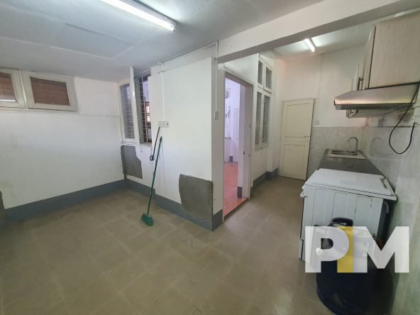 kitchen with gas bottle - House for rent in Golden Valley