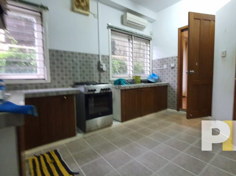 kitchen with oven - Yangon Property