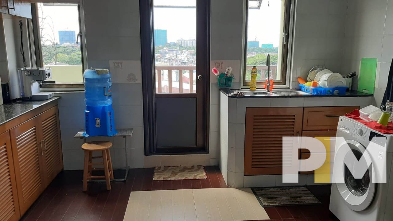 kitchen with washing machine - Penthouse for rent in Tamwe