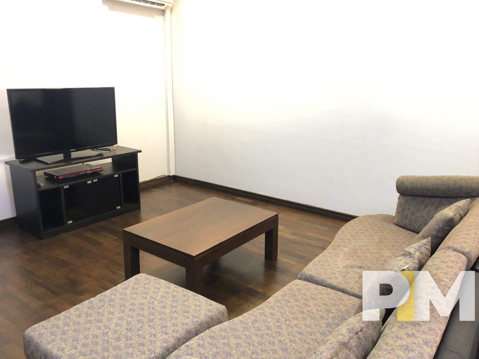 living room with TV - Condo for rent in Yawmingyi