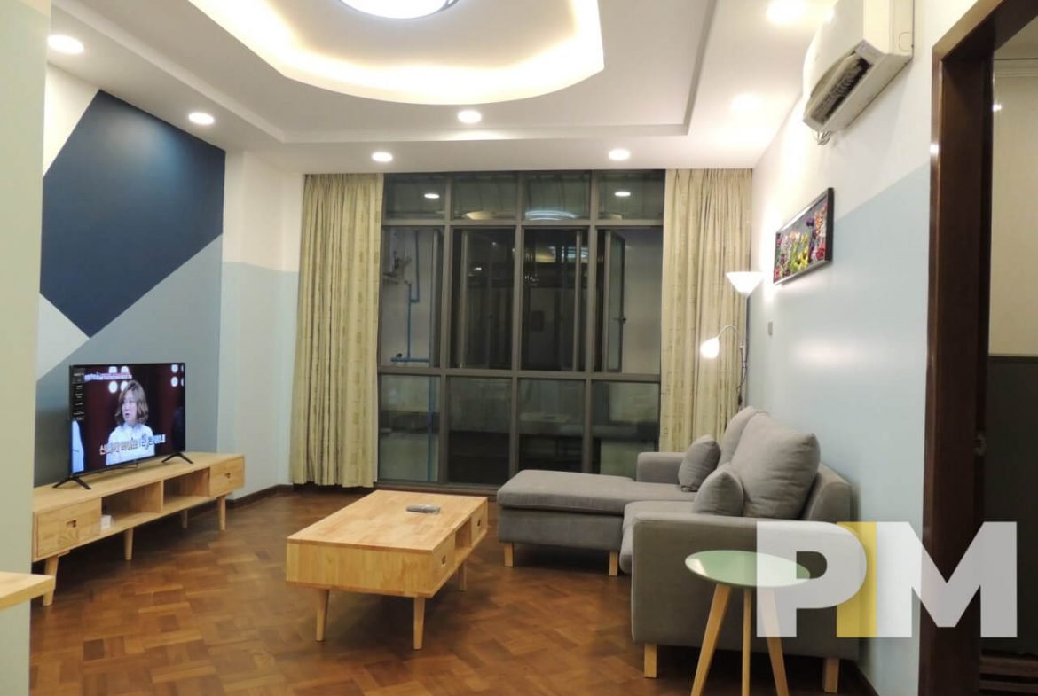 living room with TV - Condo for rent in Yawmingyi