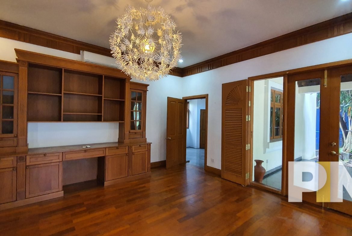 living room with TV table - House for rent in Golden Valley