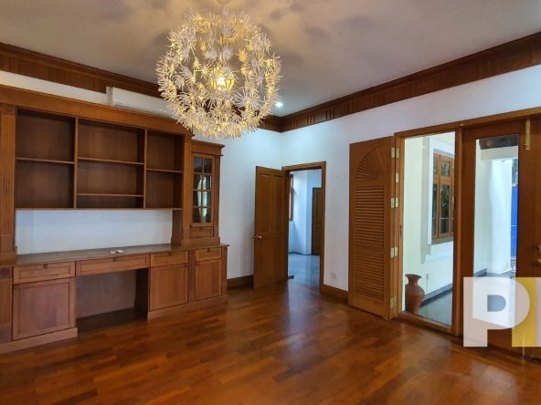living room with TV table - House for rent in Golden Valley