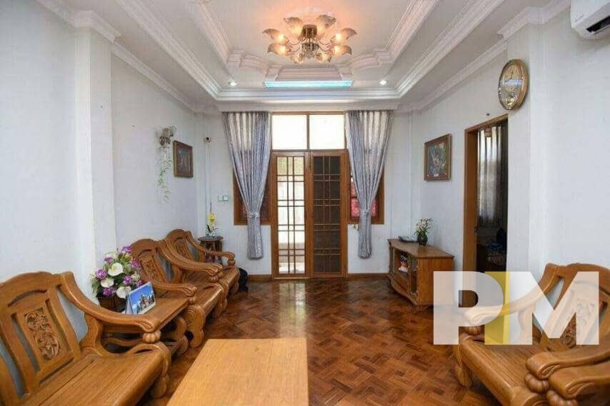 living room with coffee table - House for rent in Mayangone