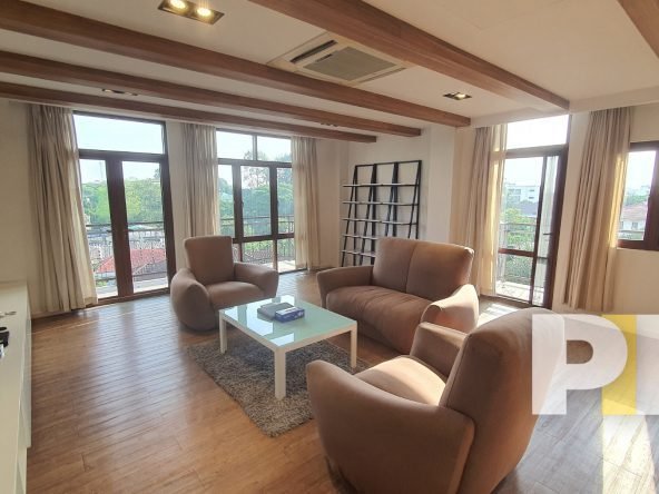 living room with sofa - Apartments for rent in Golden Valley