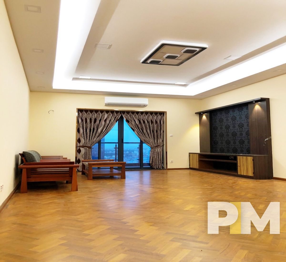 living room with sofa - Condo for rent in Kamayut