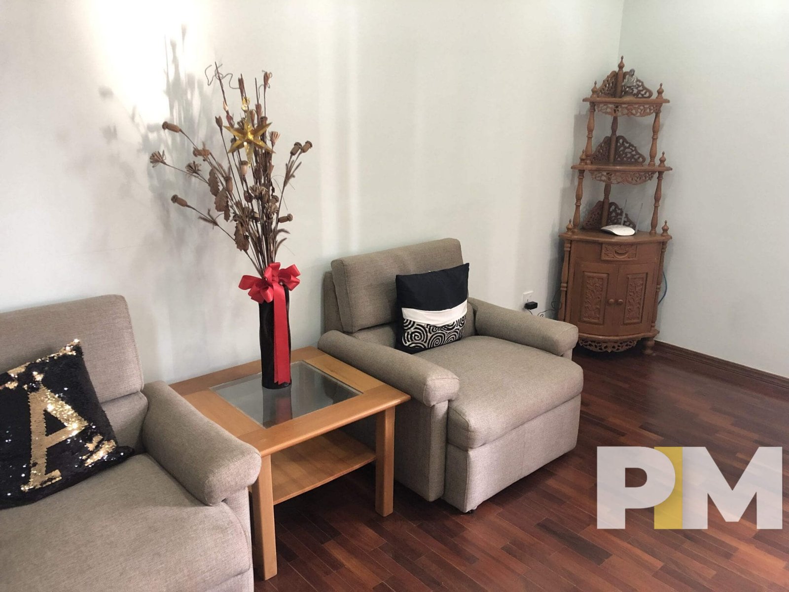 living room with sofa - Condo for rent in Yawmingyi