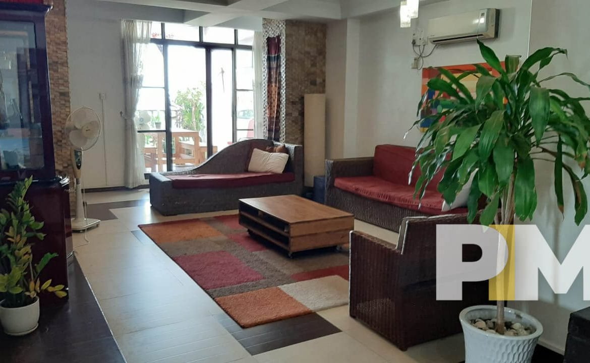 living room with sofa - Penthouse for rent in Tamwe