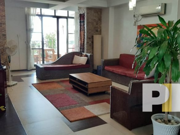 living room with sofa - Penthouse for rent in Tamwe